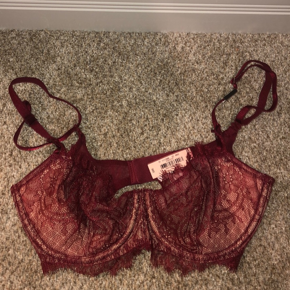 Red lace VS bra